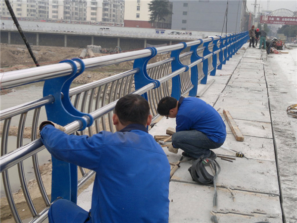 晋中不锈钢河道护栏的特性及其在城市景观中的应用